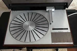 lot 4 image: Bang & Olufsen Beogram 4002 Turntable