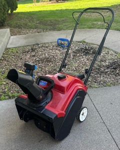 lot 109 image: Toro Power Clear 18 Inch Snowblower Model 38272