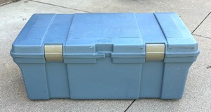 lot 116 image: Rubbermaid Storage Bin