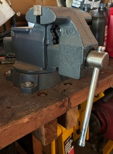 lot 125 image: Craftsman Bench Vise