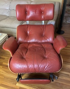 lot 25 image: Mid Century Reclining Chair