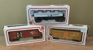 lot 178 image: Bachmann Ho Scale 1941 Box Car, 1942 Three Dome Tank and Wood Stock Car