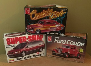 lot 182 image: AMT Crusin USA 1949 Mercury Coupe, Lindberg Dodge Grand Caravan LE and 1932 Ford Coupe Model Car Kits