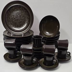 lot 240 image: Vintage Franciscan Madeira Dinnerware