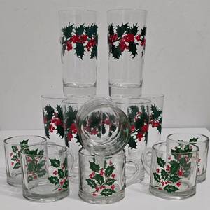 lot 247 image: Set of Vintage Libbey Holiday Tumblers & Mugs