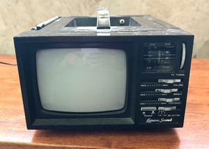lot 324 image: Vintage Lenoxx Deluxe 5 Portable Television