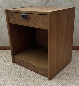 lot 334 image: Vintage Mid Century Founders Side  Accent Table