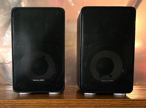 lot 339 image: Pair of Realistic Bookshelf Speakers  Pair of Realistic Miniumus 7 Speakers 40-2030A