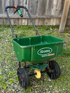lot 381 image: Scotts Speed Green 3000 Spreader