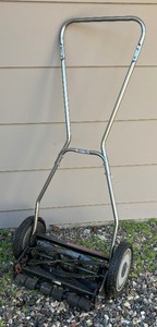 lot 382 image: Great States Manual Push Lawn Mower