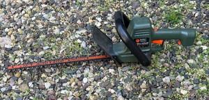 lot 391 image: Black & Decker Auto Stop 18 Hedge Trimmer Model HT 400