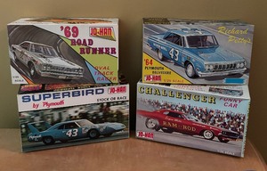 lot 400 image: Jo-Han Superbird, 1969 Road Runner, Challenger Funny Car and 1964 Plymouth Belvedere Model Car Kits
