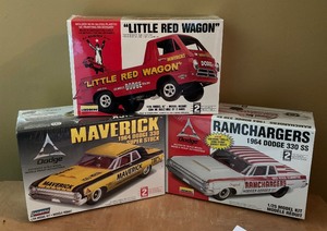 lot 409 image: New Lindberg Ram Chargers 1964 Dodge 330 SS, Little Red Wagon and Maverick 1964 Dodge 330 Super Stock Model Car Kits