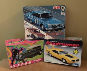 lot 333C image: Model Car Kits MPC 1971 Plymouth Road Runner, AMT Ertl 1932 Ford Phaeton and Jo-Han Pettys 1964 Plymouth Belvedere