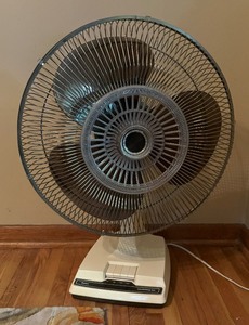 lot 425 image: Sears Oscillating Table Fan