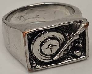 lot 15A image: Distinctive Mens Phonograph Ring