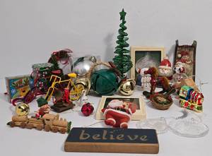 lot 416 image: Large Collection of Modern & Vintage OrnamentsHoliday Decor