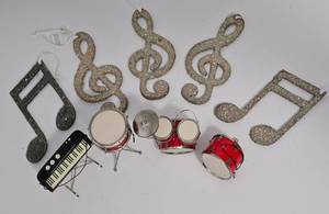 lot 418 image: Music Inspired Holiday Decor