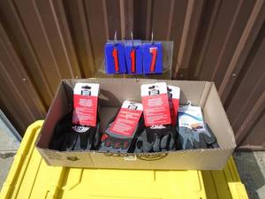 lot 117 image: Flat of new Large & X Large gloves. As shown.