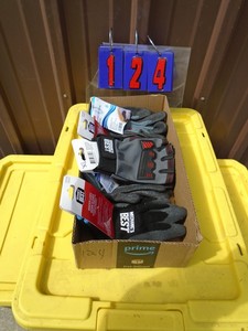 lot 124 image: Flat of new Large & X Large gloves. As shown.