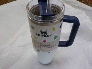 lot 5 image: Stanley 40 oz Stainless Steel Geo S...