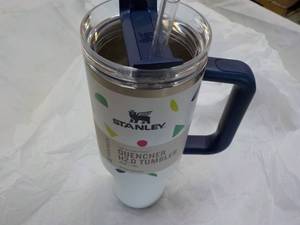 lot 6 image: Stanley 40 oz Stainless Steel Geo S...