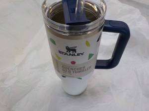 lot 7 image: Stanley 40 oz Stainless Steel Geo S...
