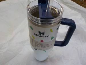 lot 8 image: Stanley 40 oz Stainless Steel Geo S...