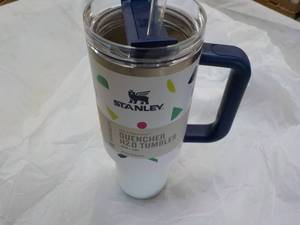 lot 9 image: Stanley 40 oz Stainless Steel Geo S...