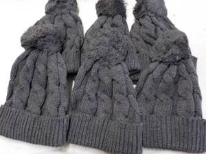 lot 34 image: 6 ct Cable Knit Winter Hats - Charc...