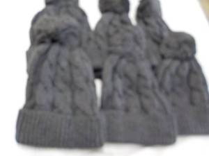 lot 36 image: 6 ct Cable Knit Winter Hats - Charc...