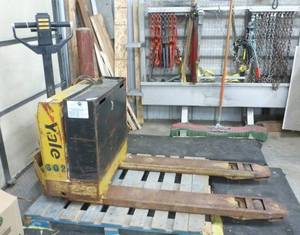 Yale electric pallet jack - takes FOUR 6-Volt batteries, 4000 lb lift