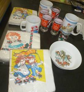 lot 95 image: Raggedy Ann glasses, cups, and napkins