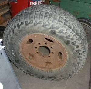 lot 100 image: tire and rim 245 R16