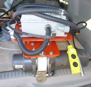 lot 9 image: hoist for jib crane - like new