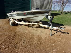 1986 Crestliner Angler 16' W/40 Evinrude & Spartan Roller Trailer
