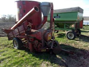 lot 14 image: Gehl 655 GrinderMixer