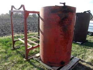 lot 17 image: 200 Gallon Fuel Barrel WStand