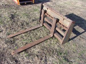 lot 24 image: Skidsteer 42 Pallet Forks