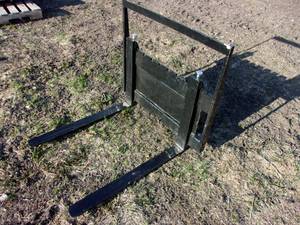 lot 41 image: Mini Skidsteer 30 Pallet Forks (UNUSED)