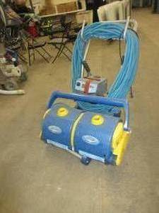 lot 102 image: GEMINI ROBOTIC POOL VACUUM