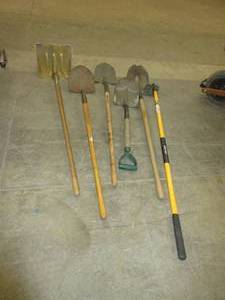lot 117 image: SHOVELS AND HOE