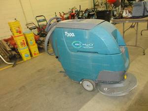 lot 126 image: TENNANT T300 AUTO SCRUBBER FOR PARTS OR EASY REPAIR