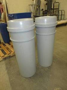 lot 154 image: RUBBERMAID TRASH BINS WITH LIDS