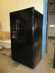 FRIGIDAIRE REFRIGERATOR FREEZER WITH ICE AND WATER