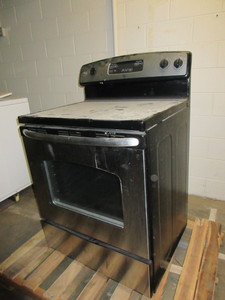 lot 216 image: GE ELECTRIC STOVE  OVEN