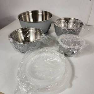 lot 16 image: New Open Box Finedine Stainless Steel Mixing Bowls 8 Piece Set Bowls And Airtight Lids Rubber Bottoms