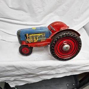 lot 47 image: Marx Tin Litho Toy Tractor 1950s