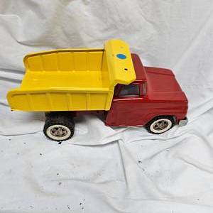 lot 51 image: Vintage Tonka, 1960s Pressed Steel, Red and Yellow Dump Truck, Very Nice, Re-Done