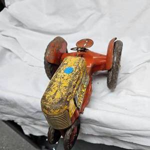 lot 52 image: Chassis 1950s Marx Tin Litho Tractor